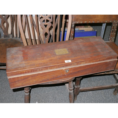 636 - Small mahogany gun case with central engraved plaque, W72cm.