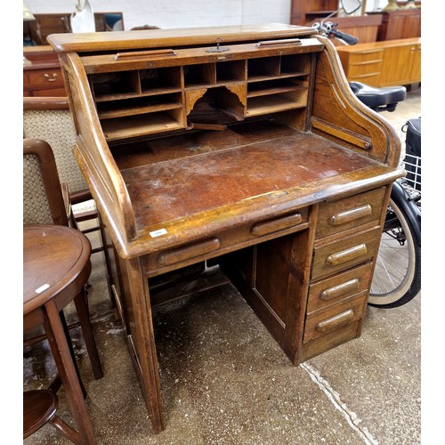 589 - Oak rolltop leather topped writing desk with four fitted side drawers & one frieze drawer, H 115... 