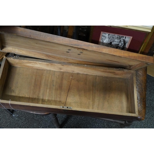 636 - Small mahogany gun case with central engraved plaque, W72cm.