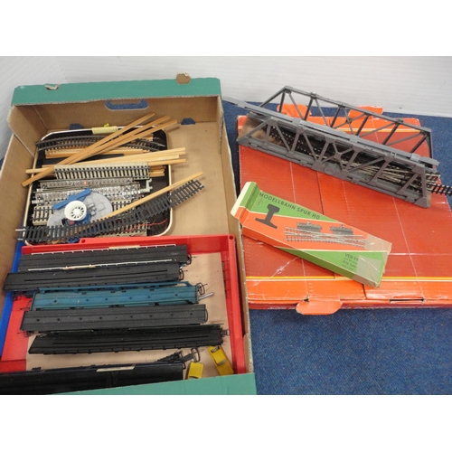 14 - Carton containing a boxed Hornby 00 gauge turntable, Motorail transporters, track etc.