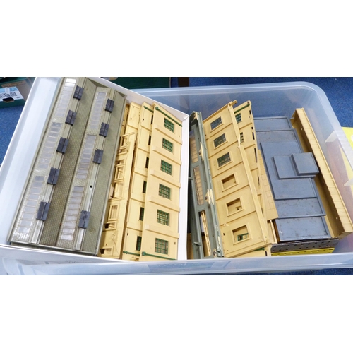 2 - Collection of model railway track and accessories, buildings, Hornby Dublo 00 gauge boxed depot kit,... 