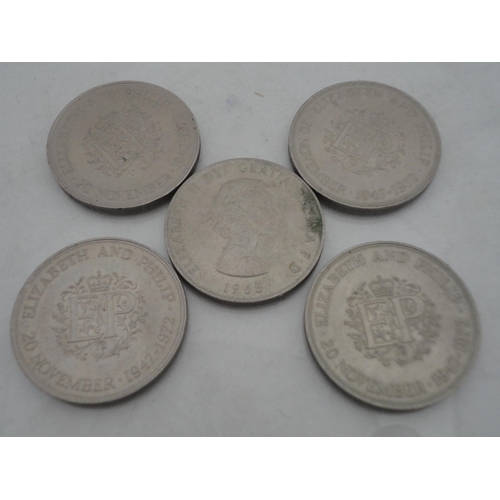 213 - Five commemorative coins, to the obverse Winston Churchill and Queen Elizabeth II. (5)