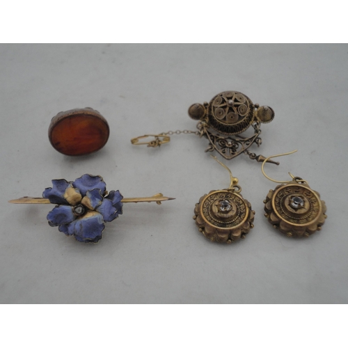 215 - Decorative jewellery to include a yellow metal brooch with encrusted flowerhead, pair of Victorian b... 