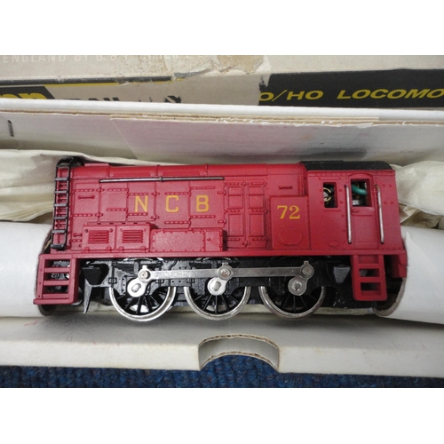 24 - Lima 00 gauge 9057 locomotive, Lima tanker, Hornby 00 gauged R.250 BR Class 58 diesel locomotive, Wr... 