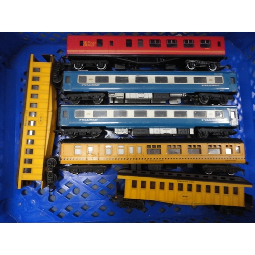 31 - Two cartons containing 00 gauge tankers and rolling stock, Pullman coaches etc.