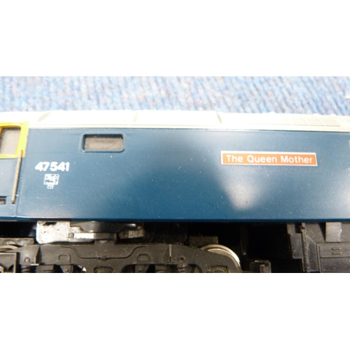 4 - Hornby 00 gauge model railway coaches to include the Royal Train, R.451 and R.455 DMU etc.