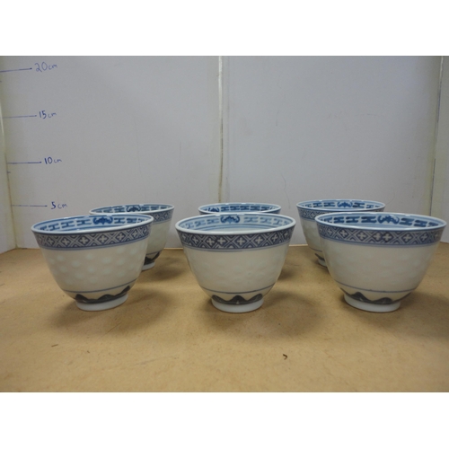 93 - Kangxi-style Chinese ginger jar (lacking cover), Chinese blue and white tea bowls, and various plate... 