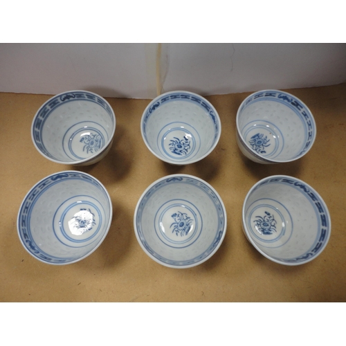 93 - Kangxi-style Chinese ginger jar (lacking cover), Chinese blue and white tea bowls, and various plate... 