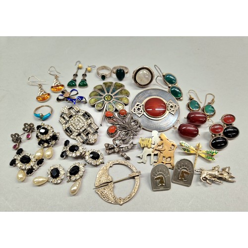 235 - 19th and 20th C vintage jewellery to include silver, enamelled, gem set, mid century style rings one... 