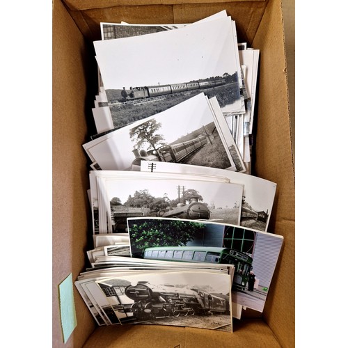 286 - Collection of railway photographs and some real photo postcards.