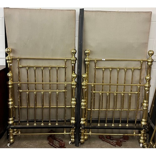 652 - Twin brass bed frames on casters with four vono support casters between the pair, each base board me... 