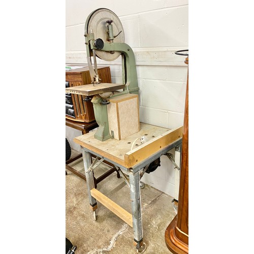 686 - Table top bandsaw