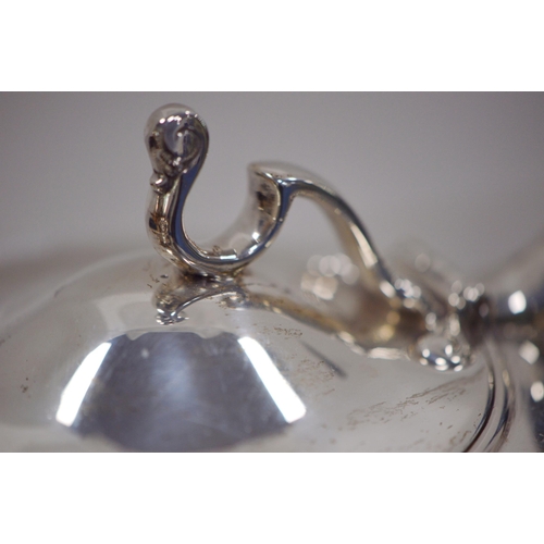 114 - Silver teapot of hemispherical form with reeded band, by Barnards, 1890, 488g.