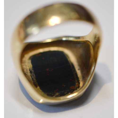 180 - 9ct gold and onyx gent's ring set with a large black polished onyx, size V, 8g gross.