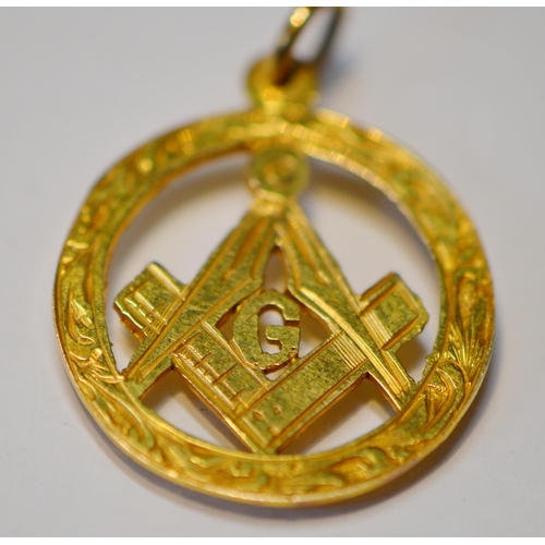 181 - 9ct gold and enamel Masonic ring, size W, 5.6g gross, and a 9ct gold Masonic chapter ring pendant, 1... 