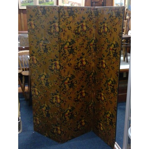 760B - Folding dressing screen.