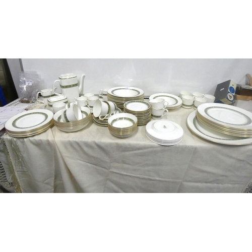 32 - Royal Doulton Rondelay pattern dinner service.