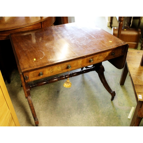 742 - Drop-leaf table.