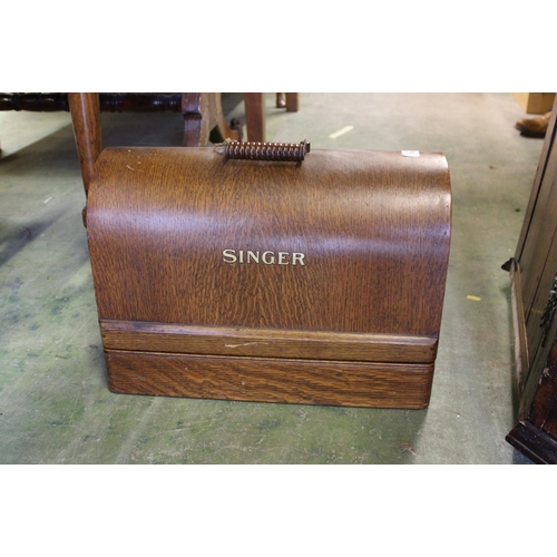 749 - Singer sewing machine.