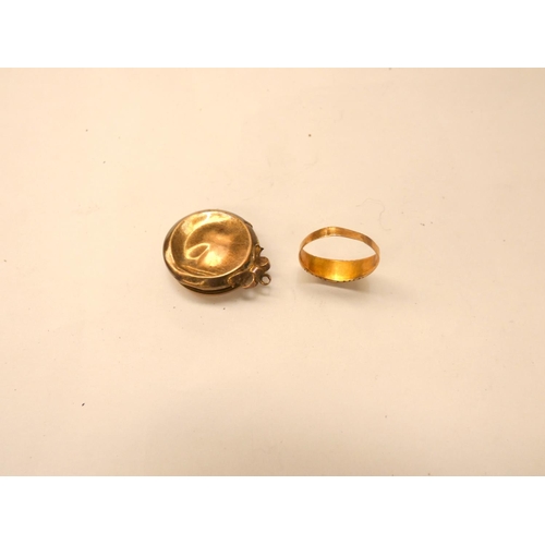 146 - 15ct. gold ring 1.4g a/f, 9ct. front and back locket a/f.