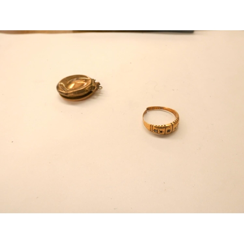 146 - 15ct. gold ring 1.4g a/f, 9ct. front and back locket a/f.