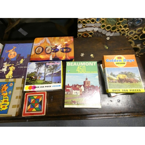 199 - Box of vintage jigsaw puzzles.