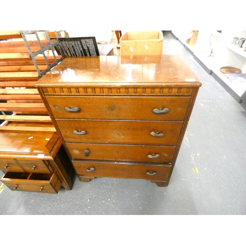 219 - Small oak chest of drawers.