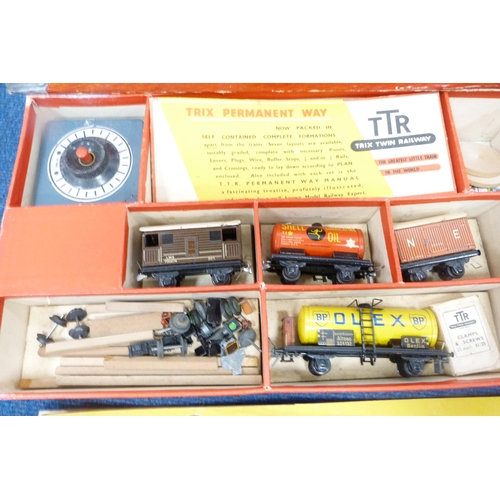 15 - Trix Twin Railway goods train set, 4-324, boxed.