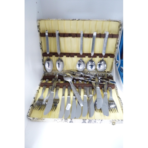 165 - Boxed cutlery to include a Viner's 'Mosaic' canteen, butter knives, teaspoons etc (one shelf).