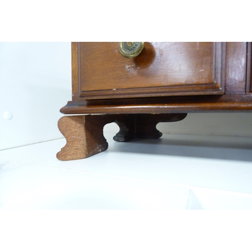 188 - Mahogany dressing table mirror and a tri-plate dressing mirror.  (2)