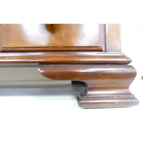 188 - Mahogany dressing table mirror and a tri-plate dressing mirror.  (2)