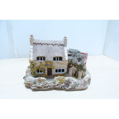 196 - Group of model thatched cottages and buildings, to include examples by Lilliput Lane. (9)