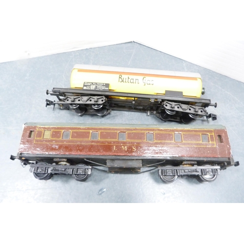 20 - Hornby clockwork LMS locomotive, Royal Mail LMS carriages, coaches, boxed 00 gauge Tri-ang R.188 bri... 