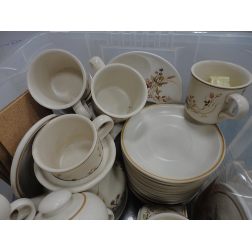 281 - Box of Harvest pattern dinner and tablewares.