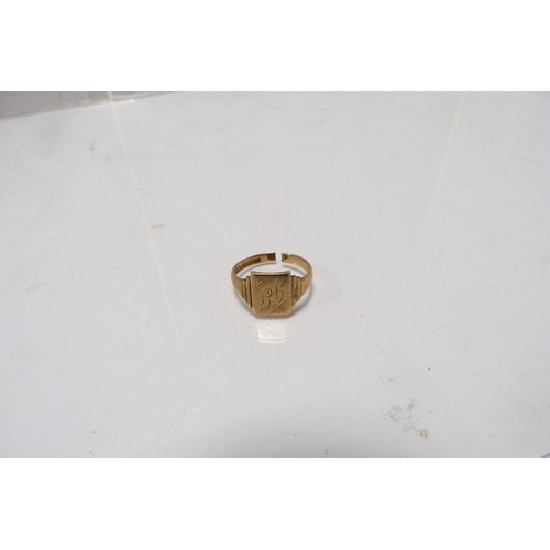 284 - 9ct gold gent's signet ring, shank broken, 4.4g.