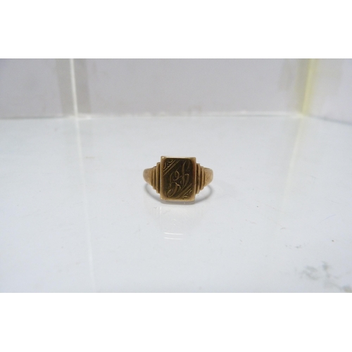 284 - 9ct gold gent's signet ring, shank broken, 4.4g.