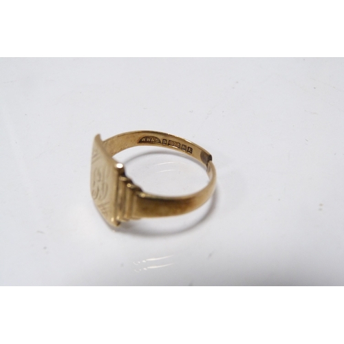 284 - 9ct gold gent's signet ring, shank broken, 4.4g.