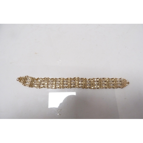 290 - 9ct gold gate bracelet, 6.4g.