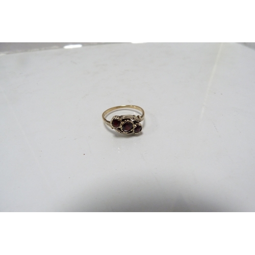 293 - 9ct gold garnet three-stone lady's ring, 2.9g gross.