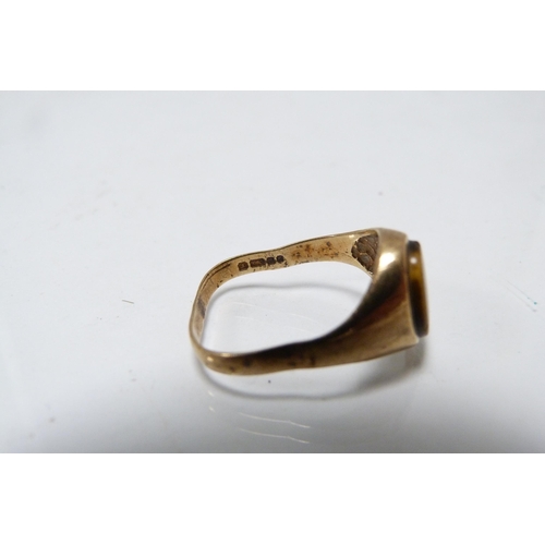 295 - 9ct gold tiger's eye-style signet ring, 2.2g gross.