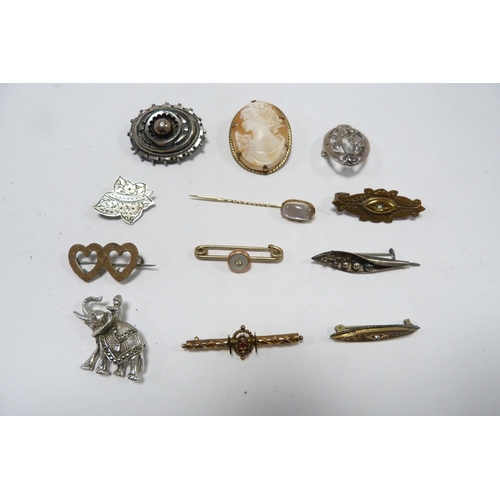 301 - Group of Victorian and later brooches to include a cameo brooch, 9ct gold ruby and seed pearl-set br... 