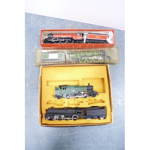 31 - Flying Scotsman 4472 locomotive and tender, green livery, Hamleys Express 1760 locomotive and tender... 