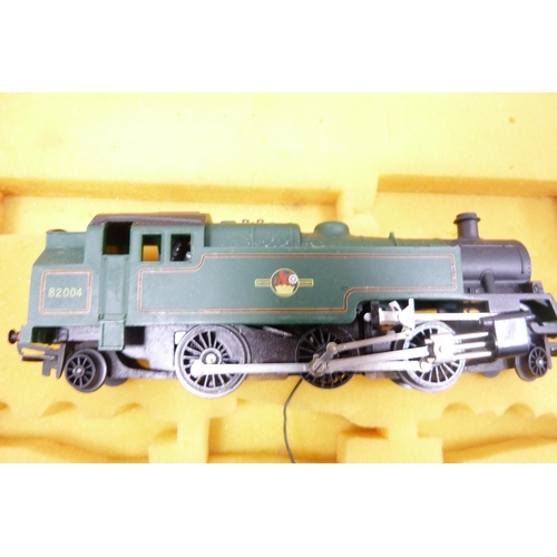 31 - Flying Scotsman 4472 locomotive and tender, green livery, Hamleys Express 1760 locomotive and tender... 