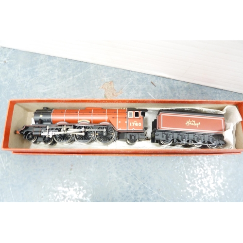 31 - Flying Scotsman 4472 locomotive and tender, green livery, Hamleys Express 1760 locomotive and tender... 