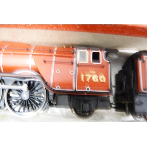 31 - Flying Scotsman 4472 locomotive and tender, green livery, Hamleys Express 1760 locomotive and tender... 