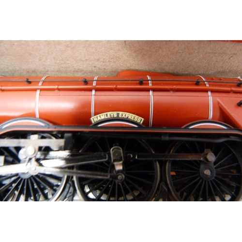 31 - Flying Scotsman 4472 locomotive and tender, green livery, Hamleys Express 1760 locomotive and tender... 