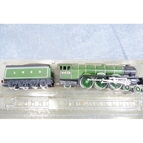 31 - Flying Scotsman 4472 locomotive and tender, green livery, Hamleys Express 1760 locomotive and tender... 