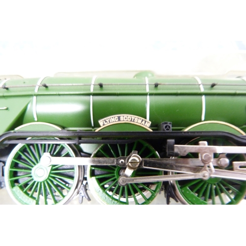 31 - Flying Scotsman 4472 locomotive and tender, green livery, Hamleys Express 1760 locomotive and tender... 