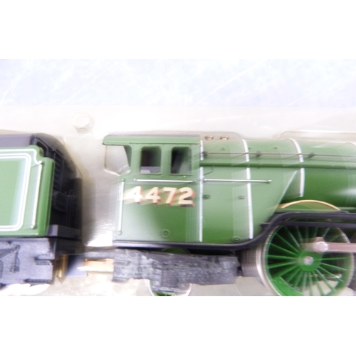 31 - Flying Scotsman 4472 locomotive and tender, green livery, Hamleys Express 1760 locomotive and tender... 