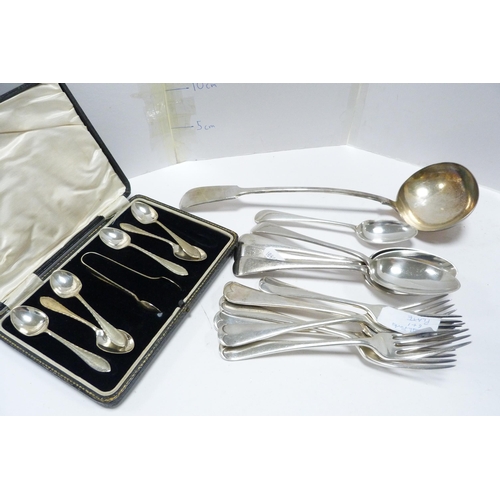 322 - Box of EP flatware to include a ladle, tablespoons and table forks, and a boxed set of six teaspoons... 